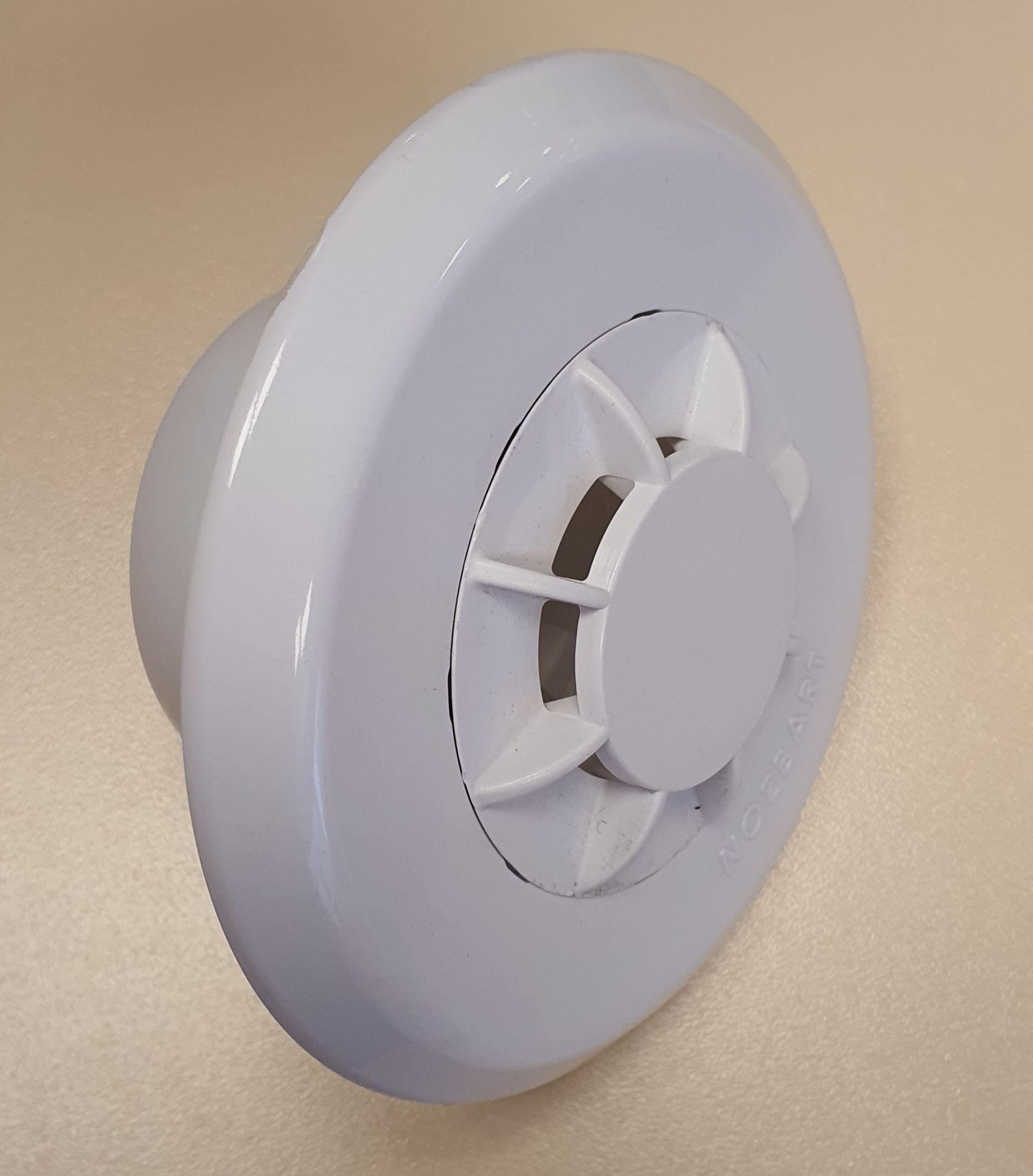 Yandan Çıkışlı Tabandan Besleme Nozulu (Beton) Beyaz - Mafsallı - Daire